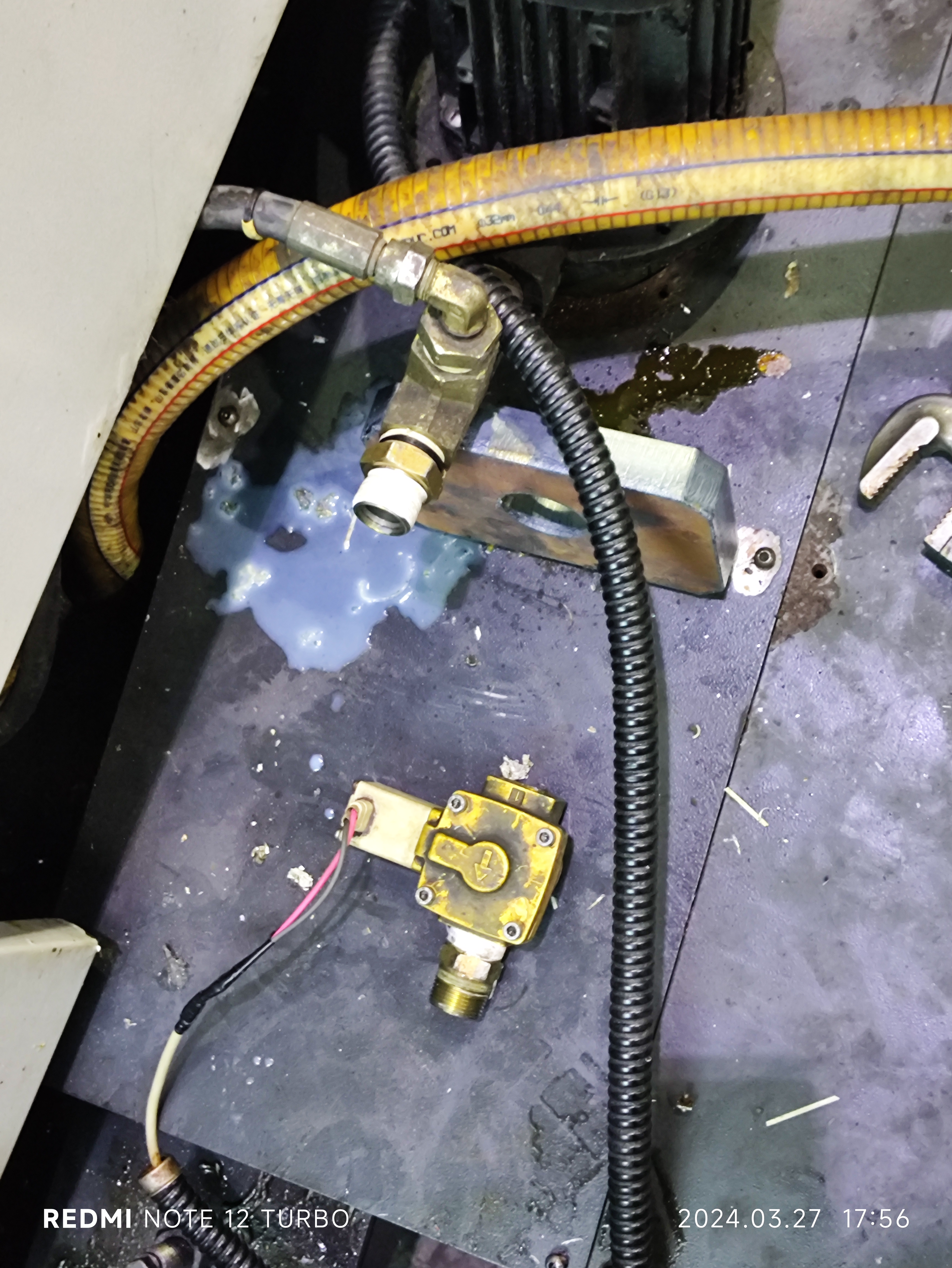 今天又是充实的一天,作为机修工,我亲手修复了一台故障机器,看着它