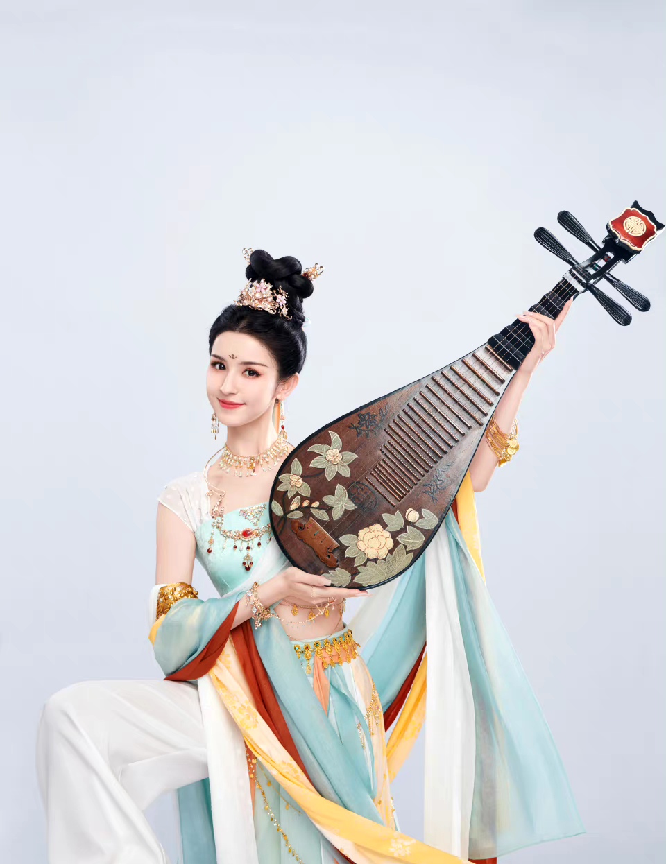 哈尼克孜因为敦煌飞天舞一战成名不是没有理由的,哈尼克孜是混血,自带