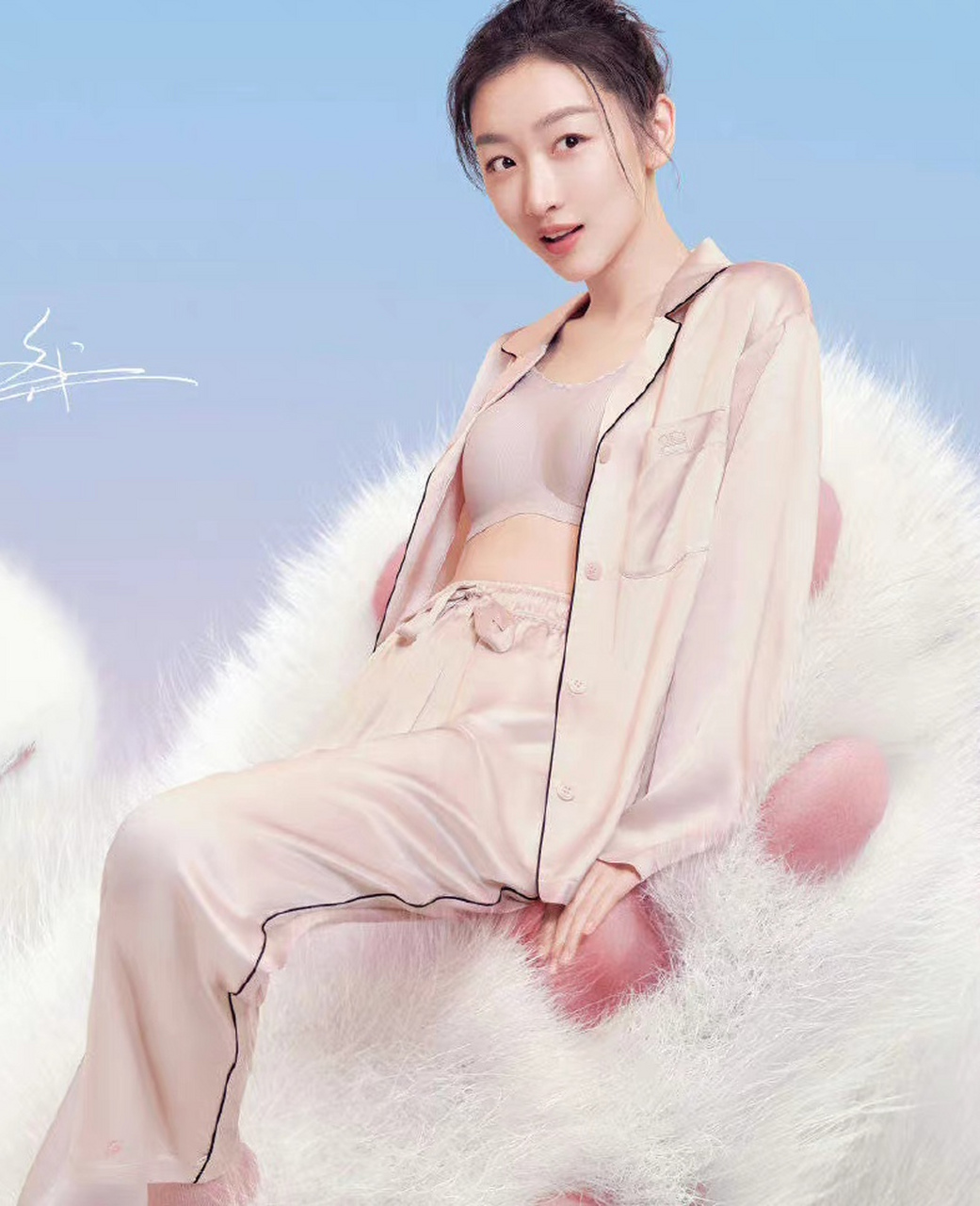 周冬雨好敢一女的,居然代言内衣广告.