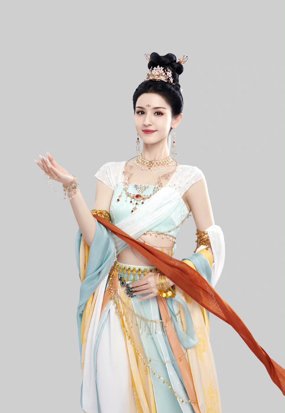 哈尼克孜因为敦煌飞天舞一战成名不是没有理由的,哈尼克孜是混血,自带