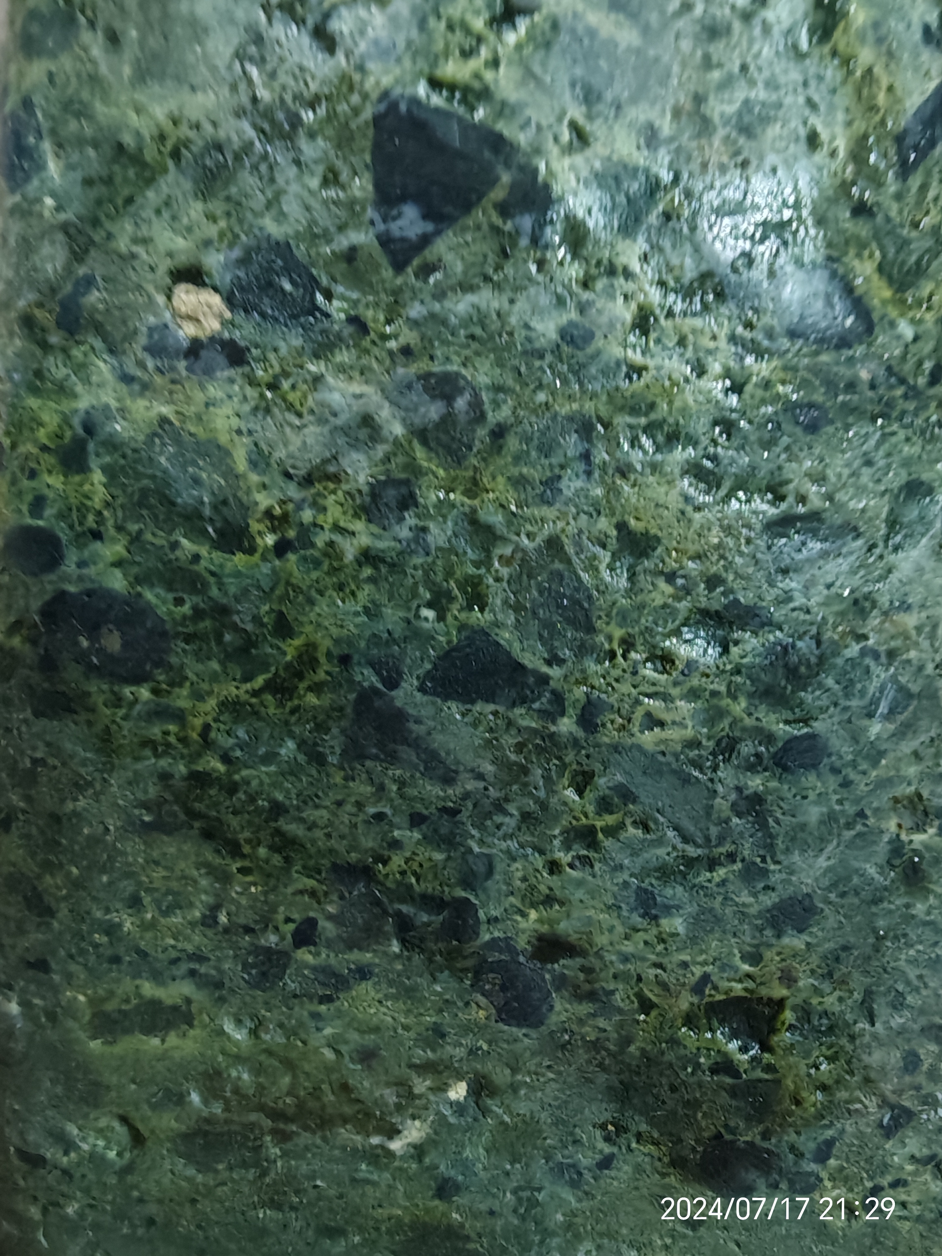 带弱磁性是什么石头?
