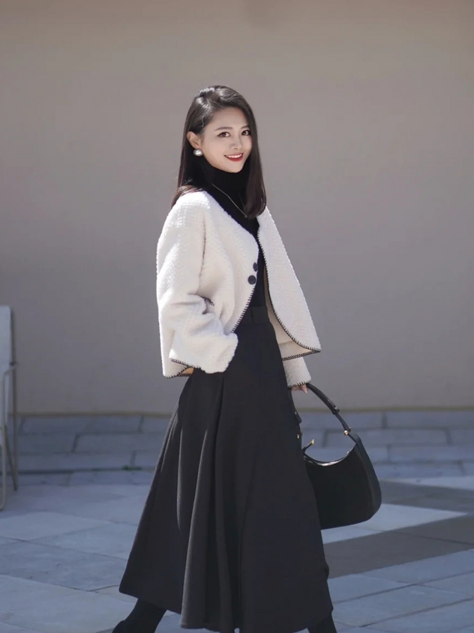 黑白搭配的服装穿搭不挑人,而且不会出错,不管在哪个年龄阶段的女生都