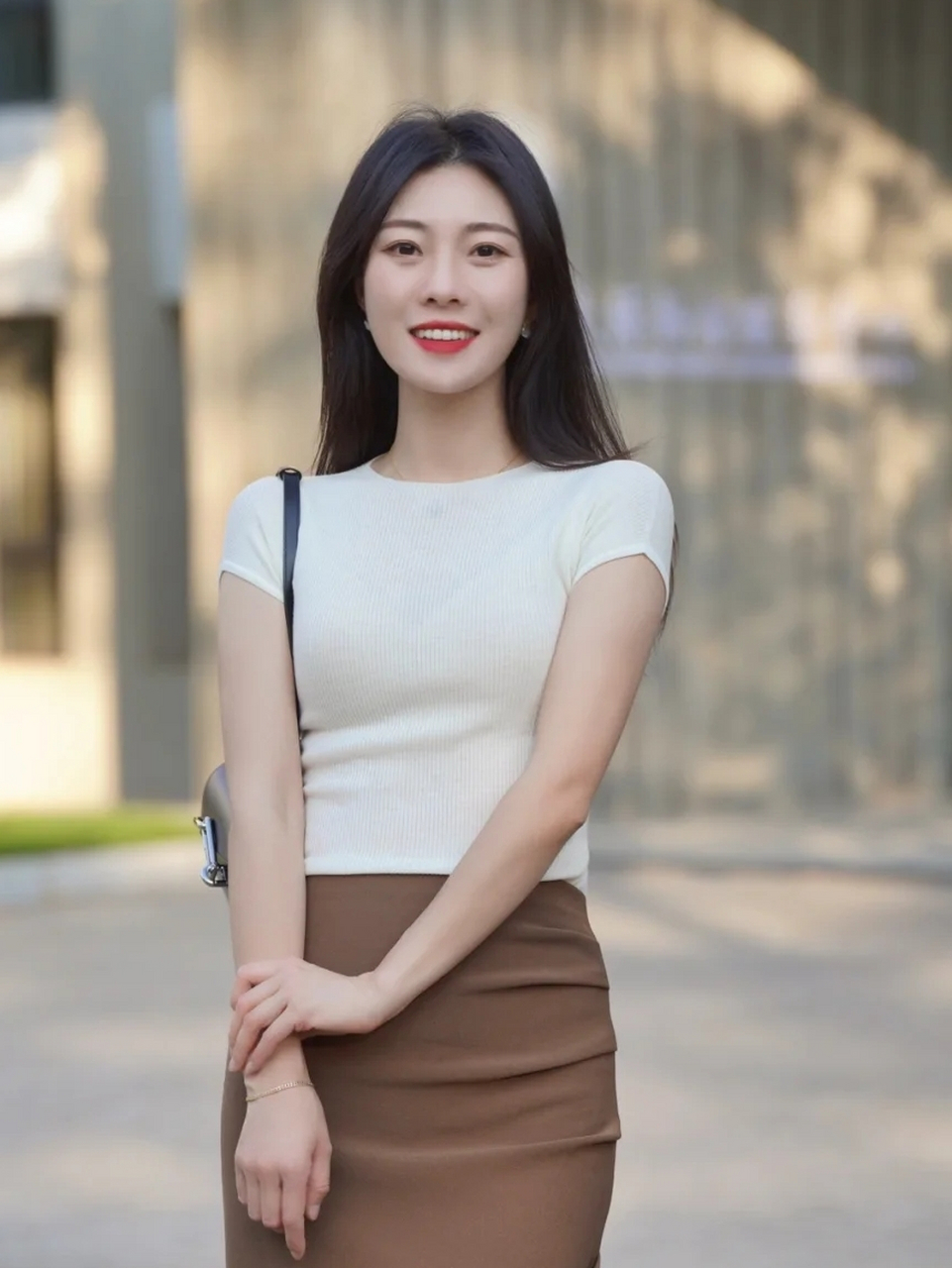 身材纤细的女生可以尝试修身设计的白色t恤搭配驼色包臀裙,很温柔又很