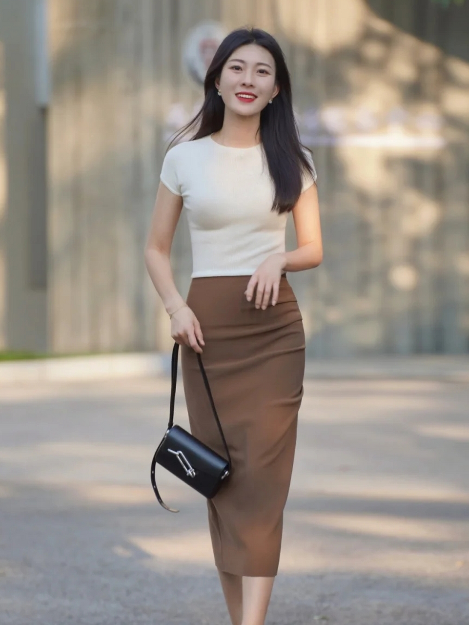 身材纤细的女生可以尝试修身设计的白色t恤搭配驼色包臀裙,很温柔又很