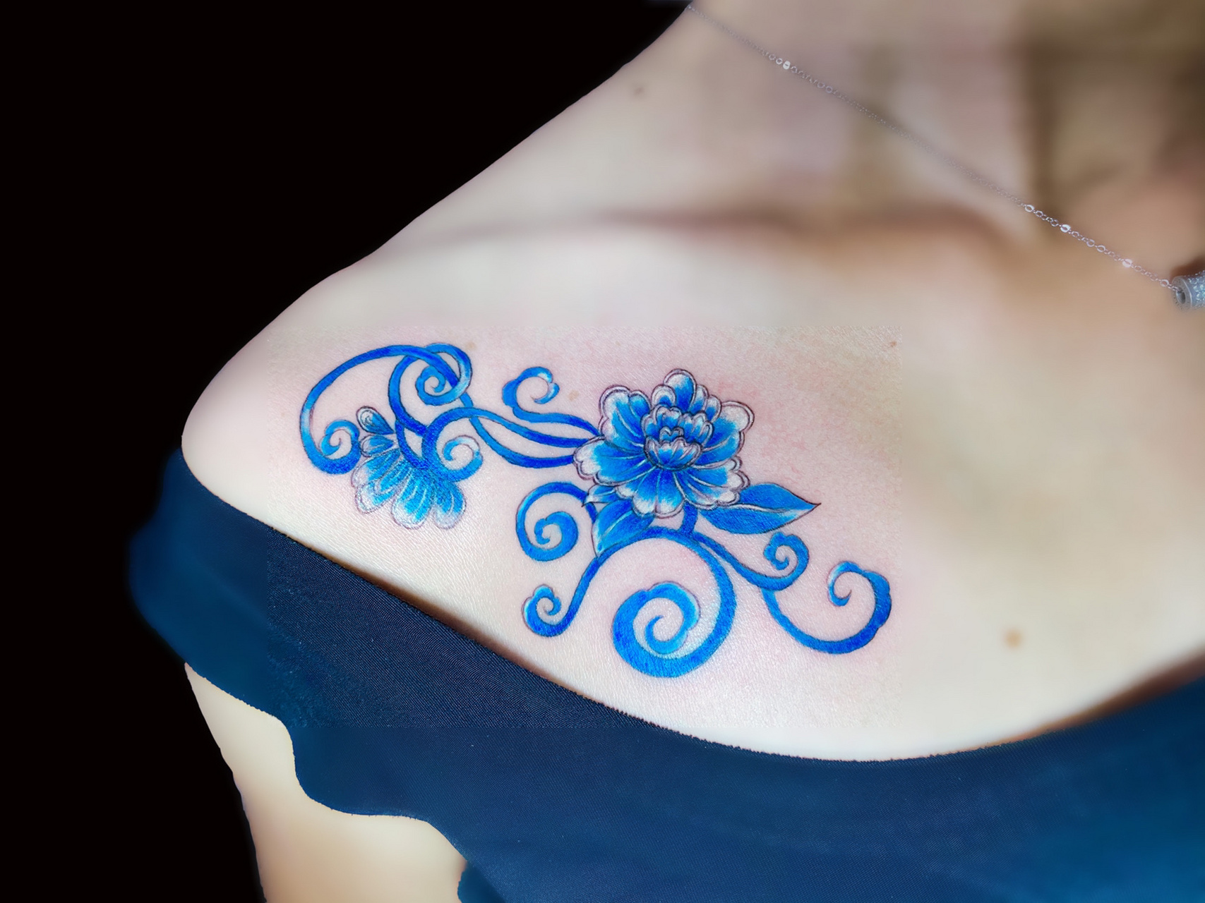 小姐姐前胸纹身花纹身蓝色花纹身,清凉夏季的素雅!