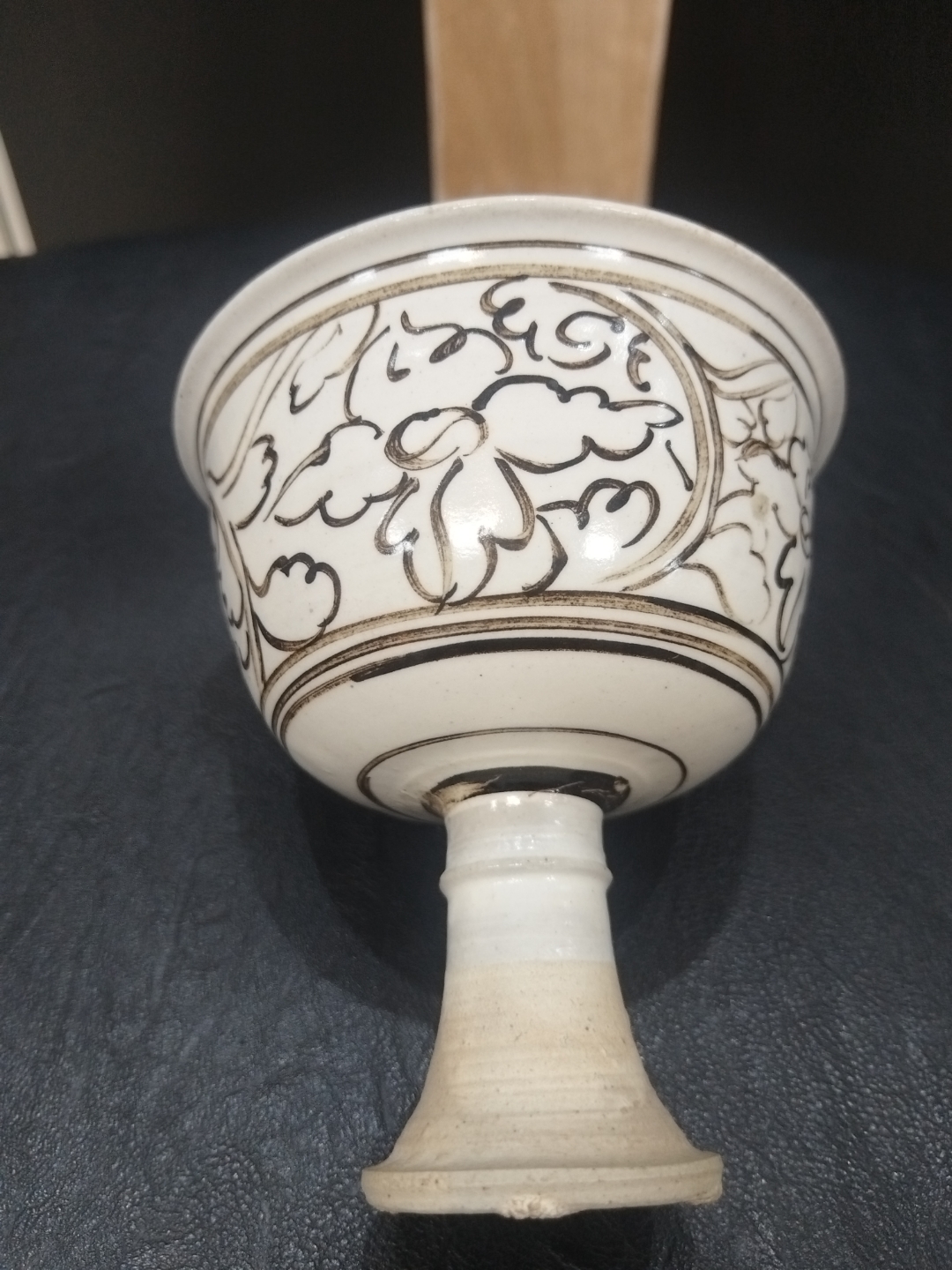 金元时期白地黑花花卉纹高足杯