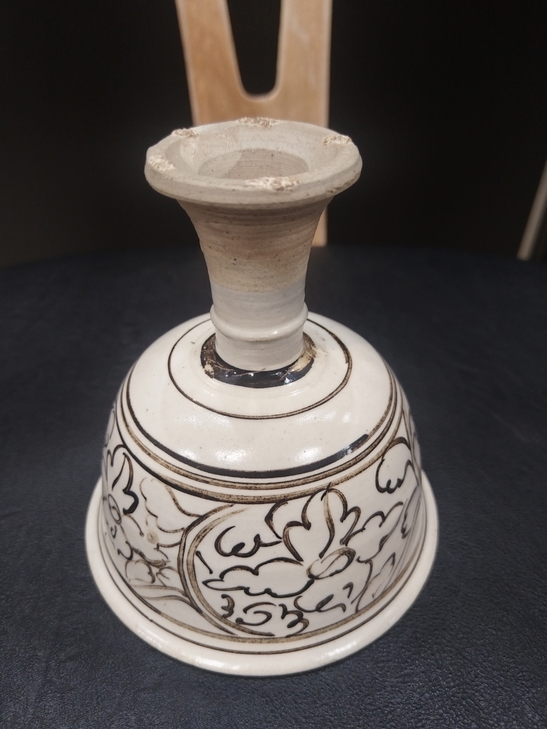 金元时期白地黑花花卉纹高足杯