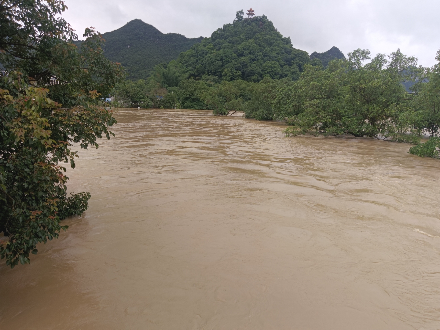 站在这样的场景中,仿佛能感受到洪水带来的冲击和力量,让人不禁感叹大
