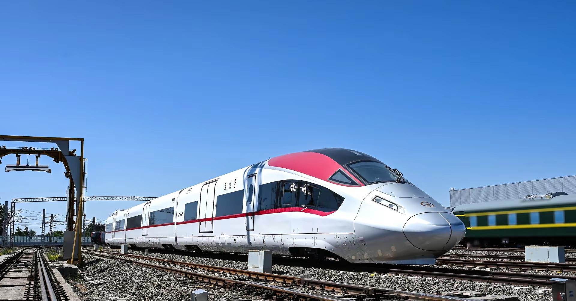 由中车唐山联合中车四方,长客研制的全球首列时速350公里高速货运动车