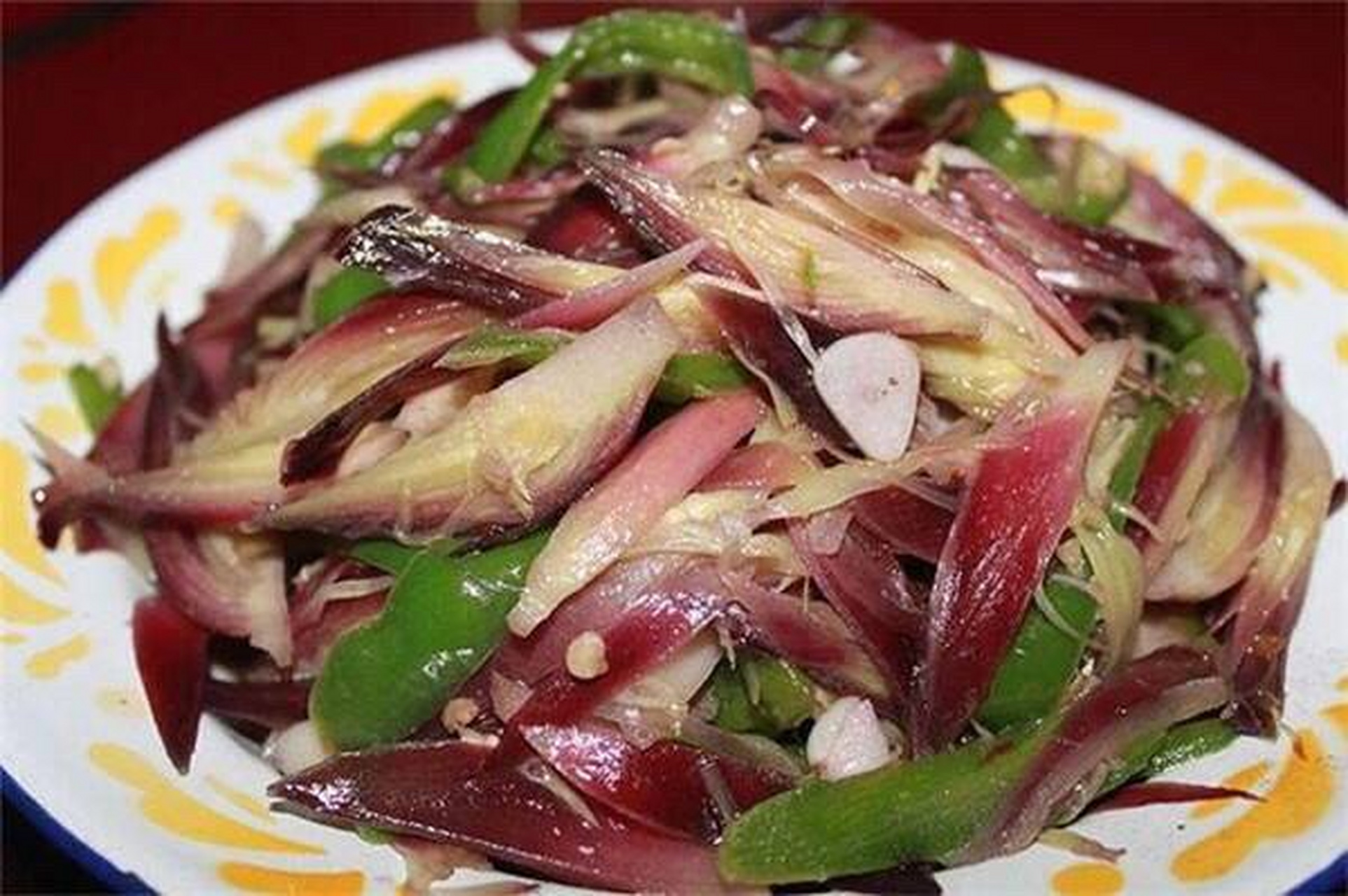 洋火姜在湘西很常见,看起来就像披着很多层紫红色的衣服一样,也有人