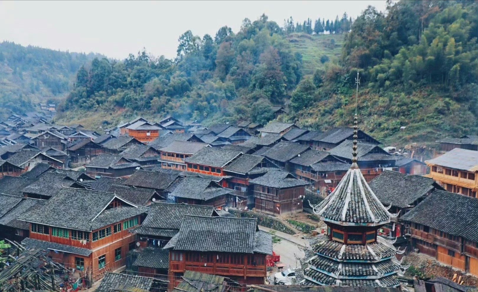 贵州黎平黄岗侗寨,隐秘在云雾缭绕,青山簇拥下的高山峡谷中