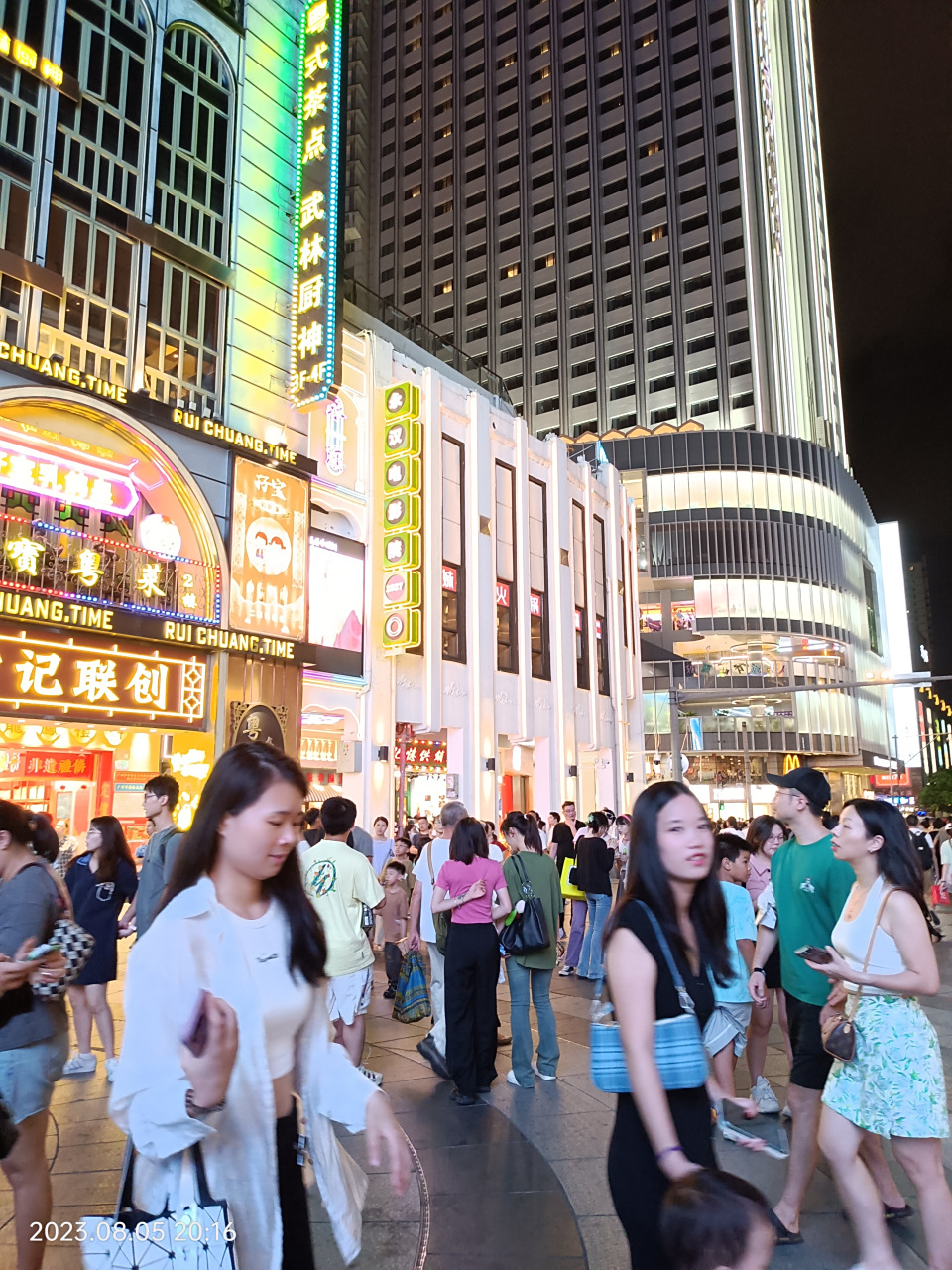 疫情放开,暑假,周末,在广州北京路步行街,熙熙攘攘的人群中,我感受到