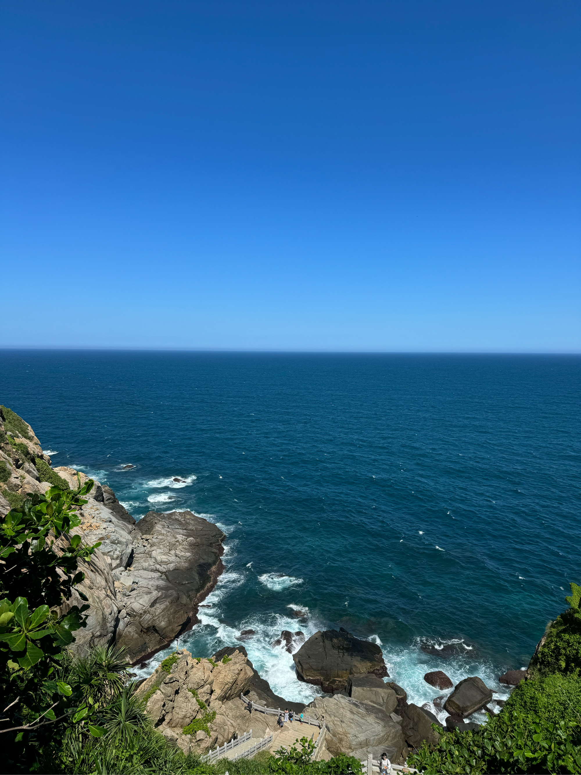 海浪轻轻拍打着岩石