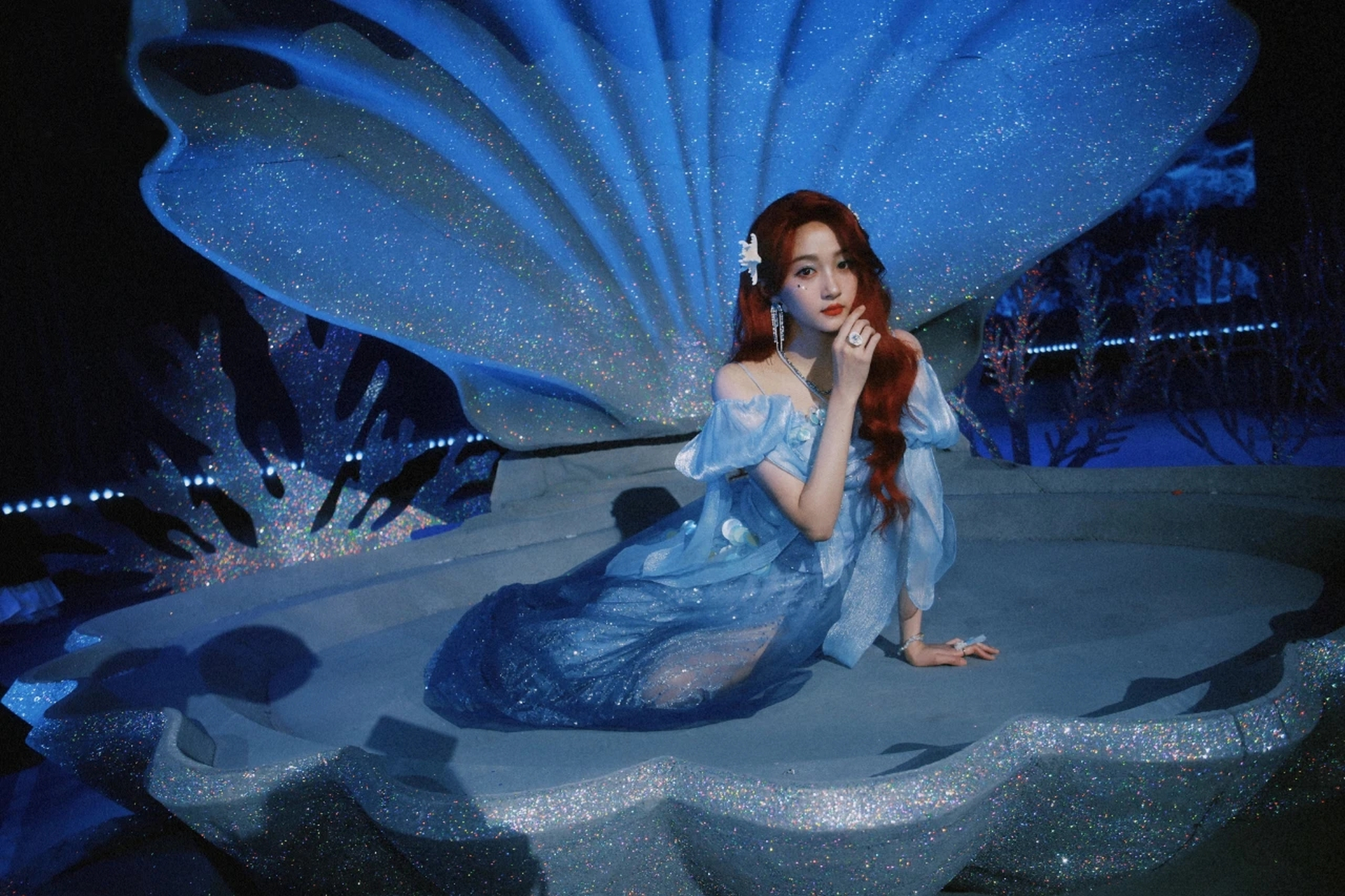 关晓彤惊艳亮相,一袭别致的人鱼亮片妆引爆社交媒体.