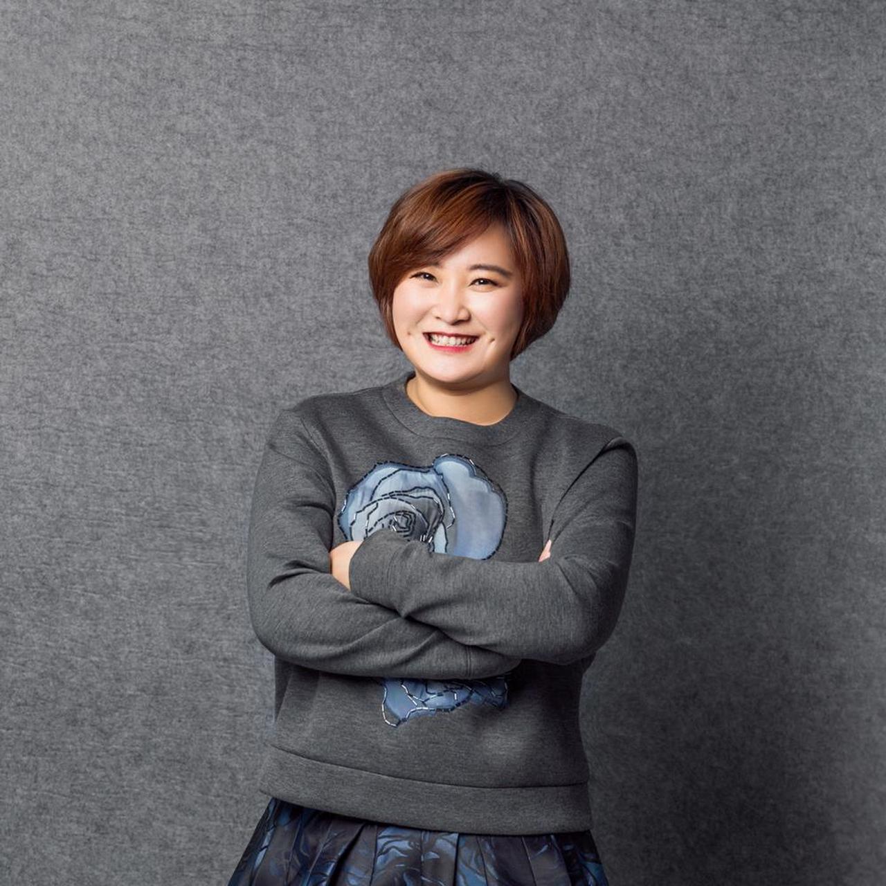 眼皮重现,颜值逆袭巅峰,化身女神惊艳众人#百度秋冬打卡挑战赛# 贾玲