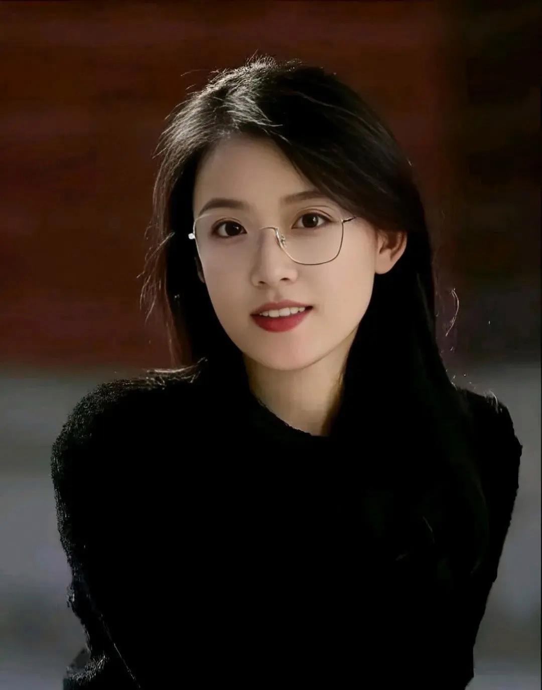 戴眼镜的女生显得知性又优雅