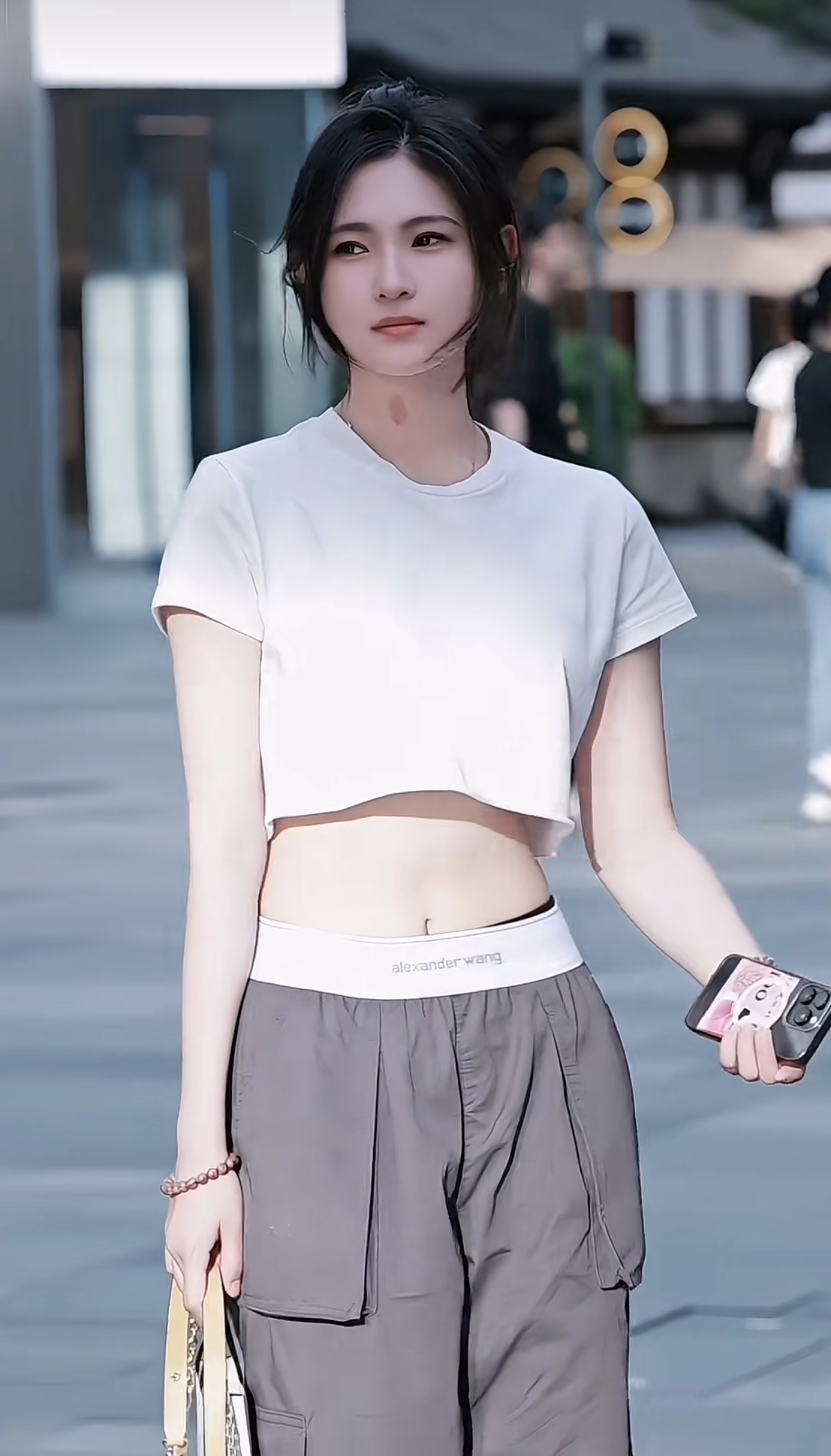 街拍小姐姐的这件衣服真的太有特点了吧!