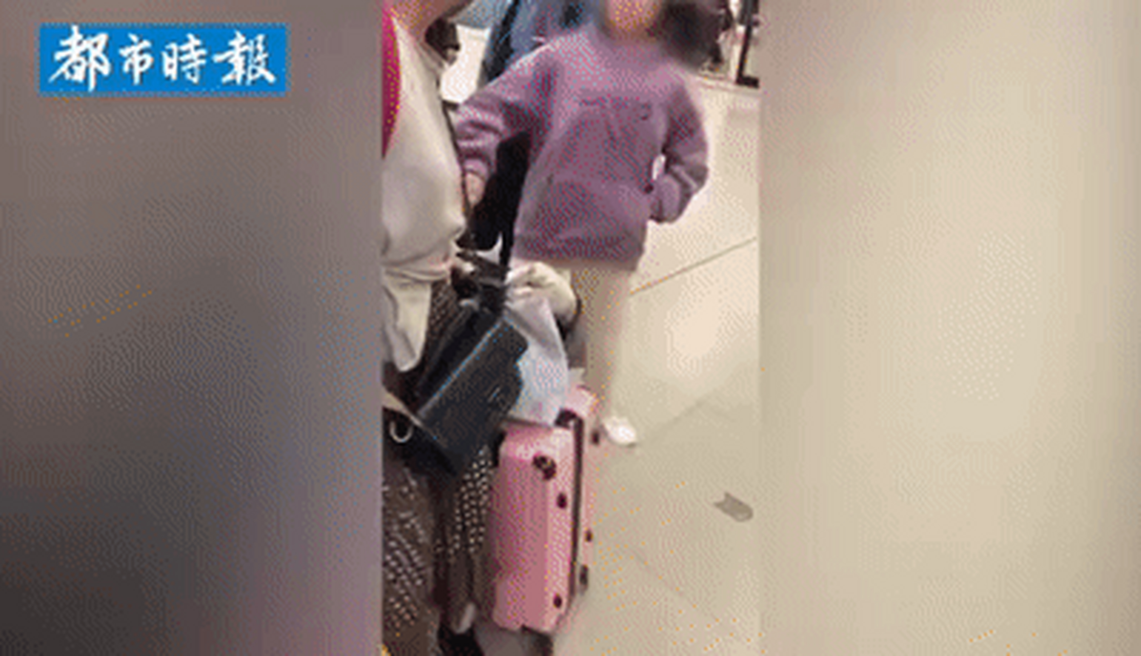 前段时间,武汉地铁二号线金银潭站的一个女孩火了,因为妈妈坐错了地铁