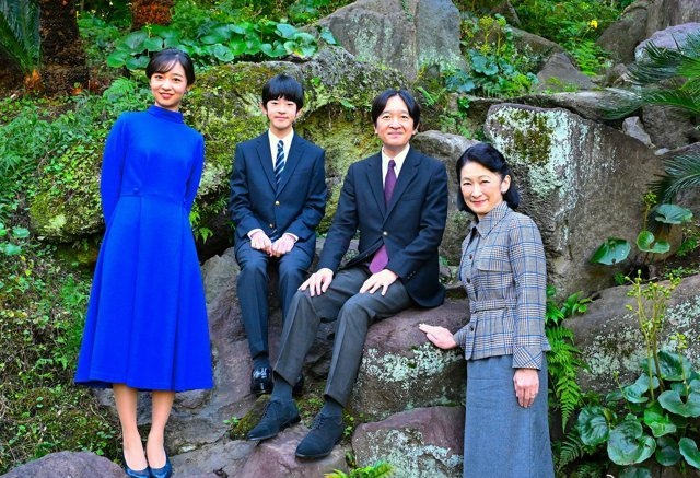 日本皇室官方发布了秋筱宫一家四口的全家福写真,以庆祝文仁亲王 599
