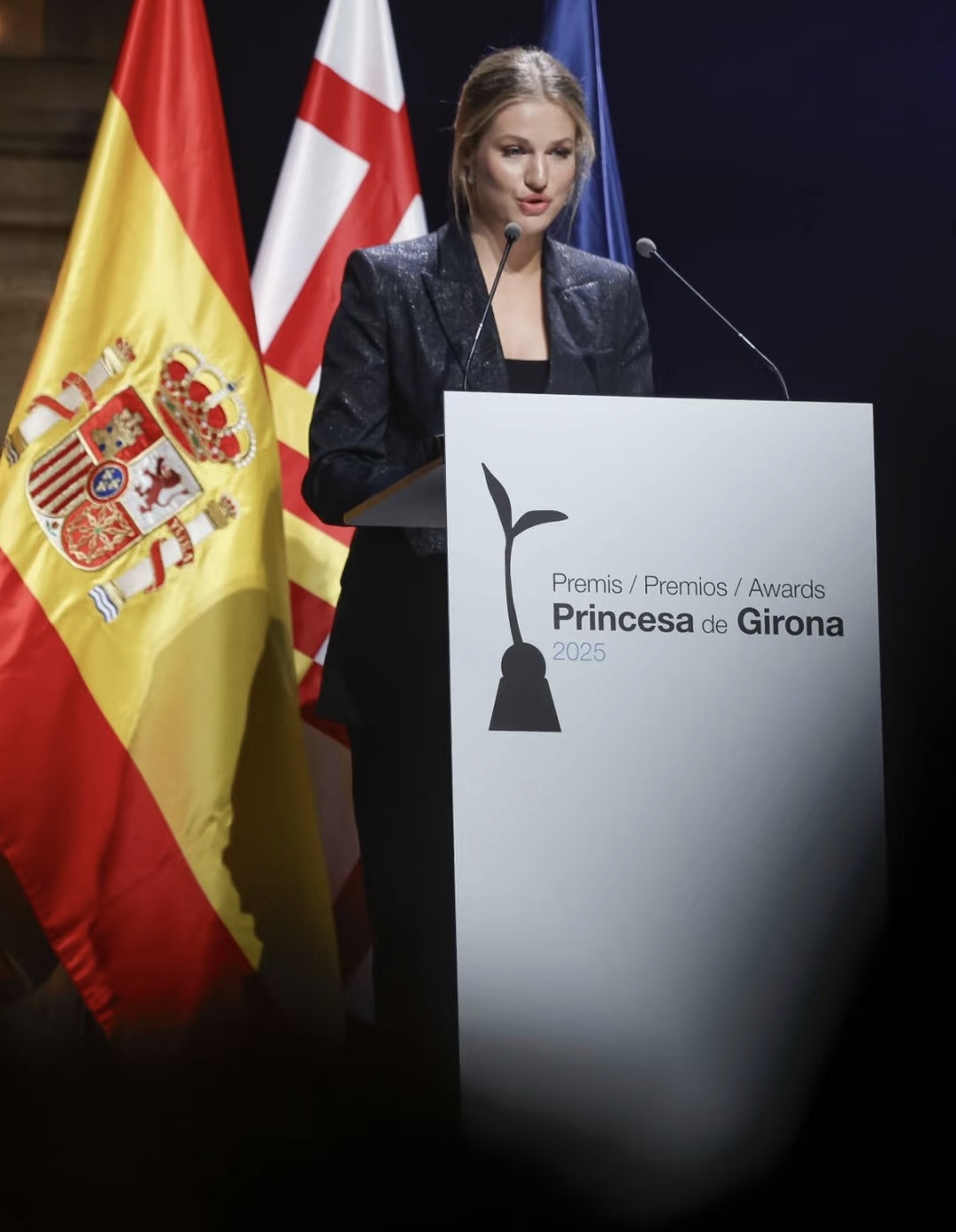 莱昂诺尔成熟稳重尽显魅力