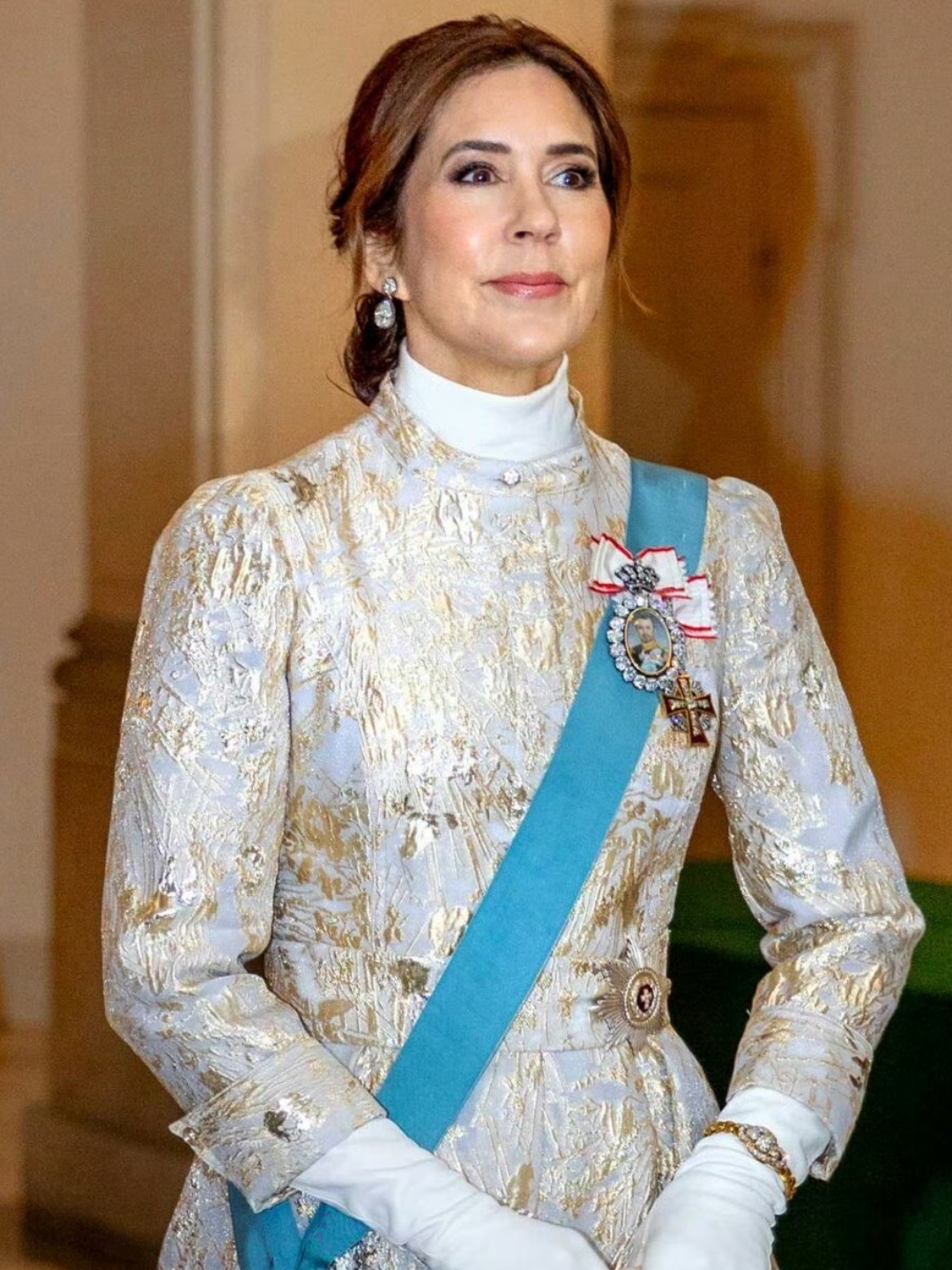 52岁的玛丽王后表现总是无可挑剔,晚礼服造型显露王后气场!