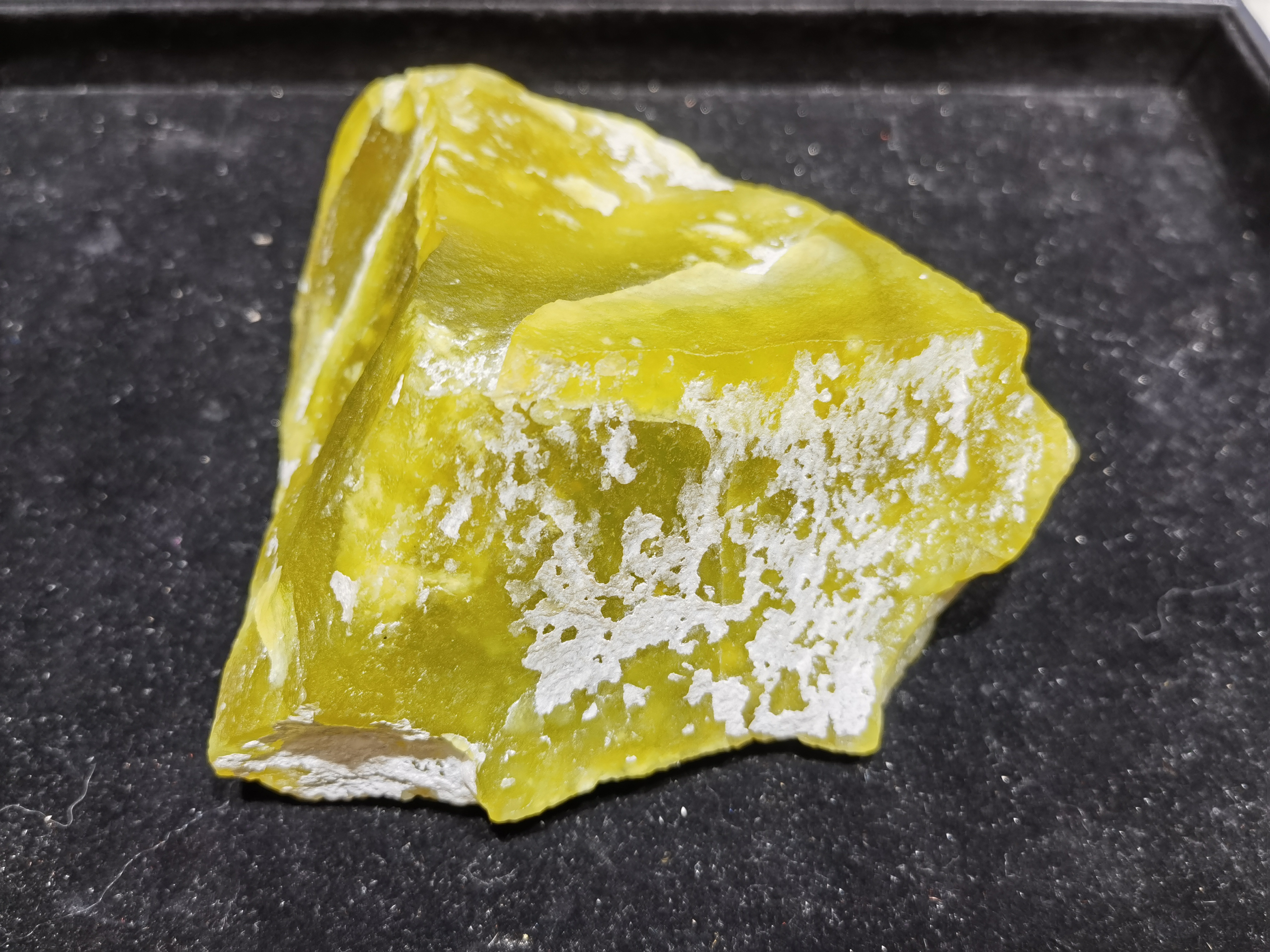 朝鲜黄玉介绍  朝鲜黄玉又称朝鲜黄金玉,矿物学名为蛇纹石玉,蛇纹石玉