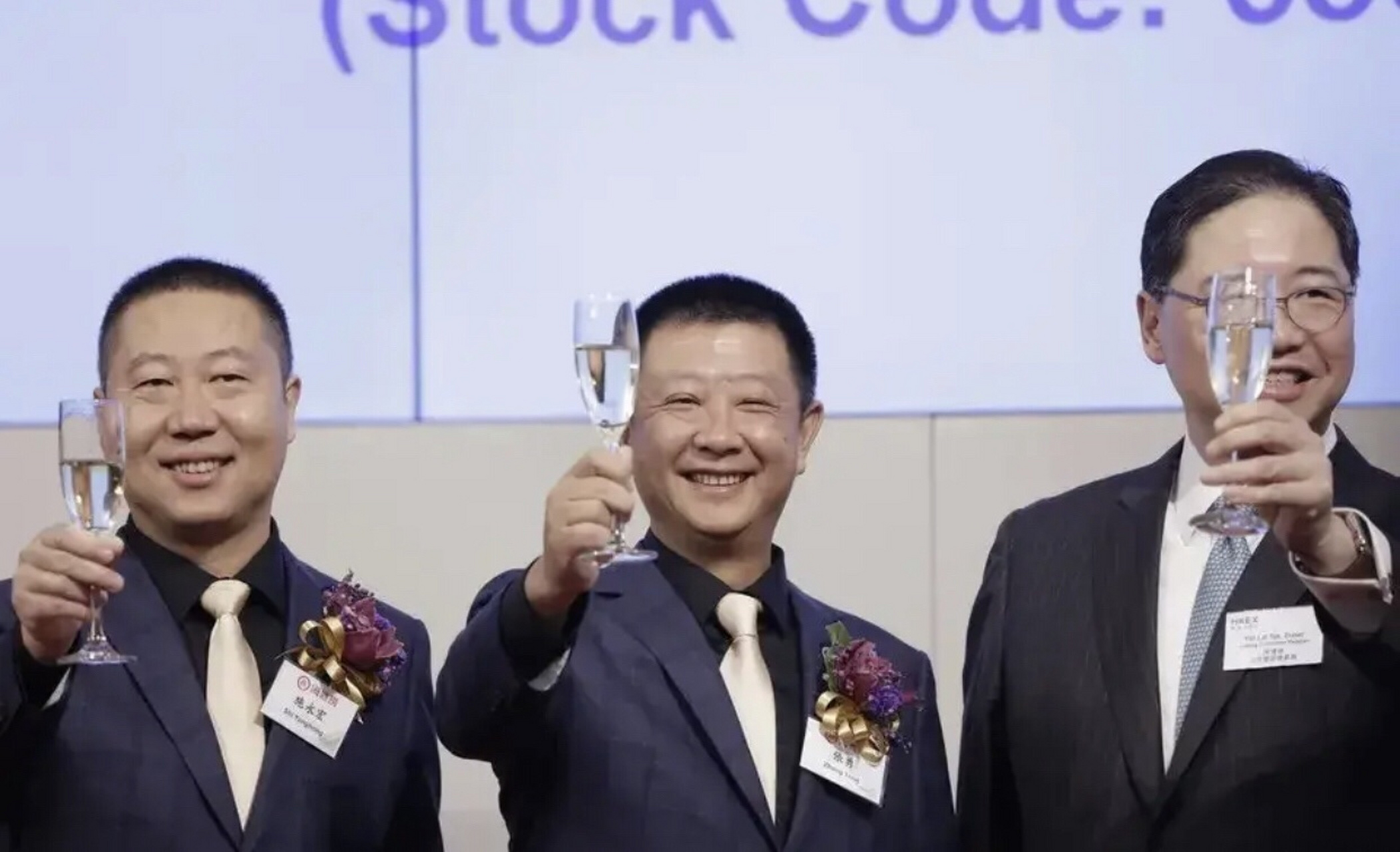 1994年,张勇,舒萍和施永宏,李海燕两对夫妻共同凑了8000元开火锅店