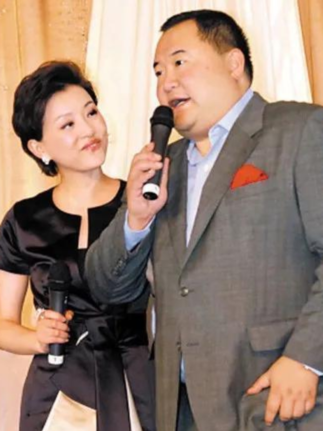 杨澜却表示自己已经有了老公,而吴征却满不在乎