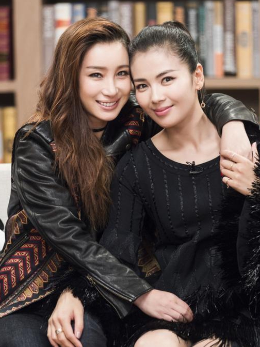 当年,秦海璐陪章子怡试镜,捎带手把自己照片也放在了导演桌上,当她