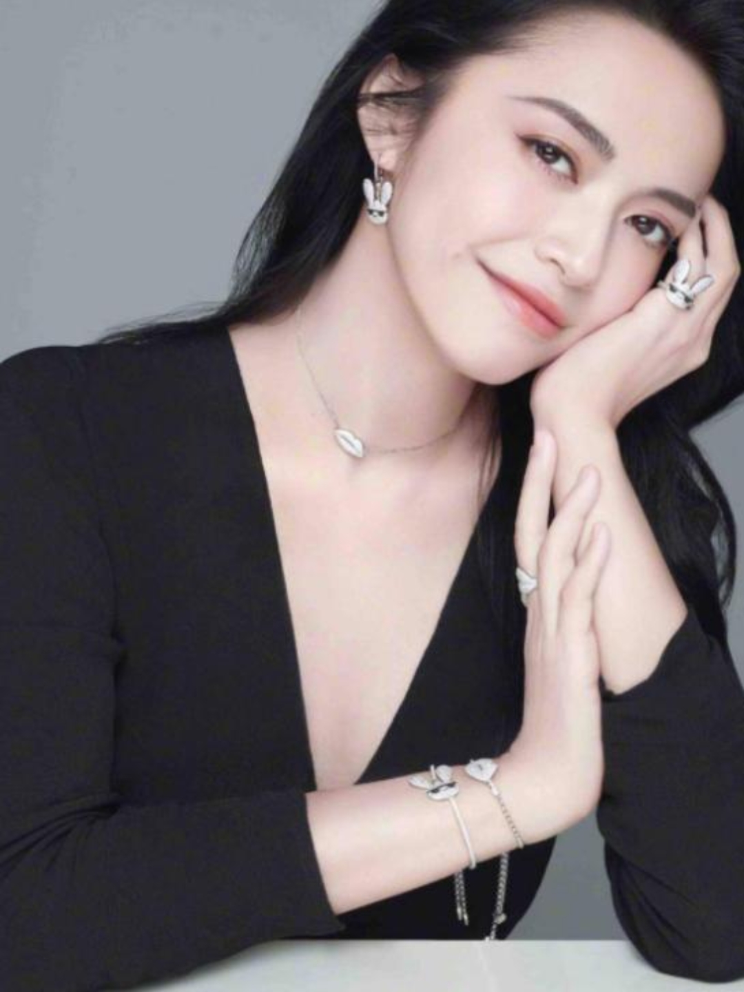 当着姚晨的面,让曹郁写下保证书:一,结婚后,家里的财政大权归姚晨管理