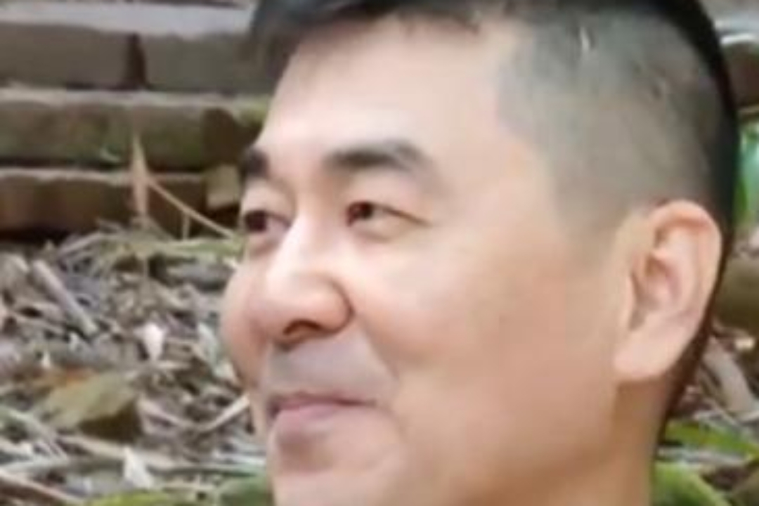 刘涛好奇地问陈建斌:"你和吴越现在还有联系吗?