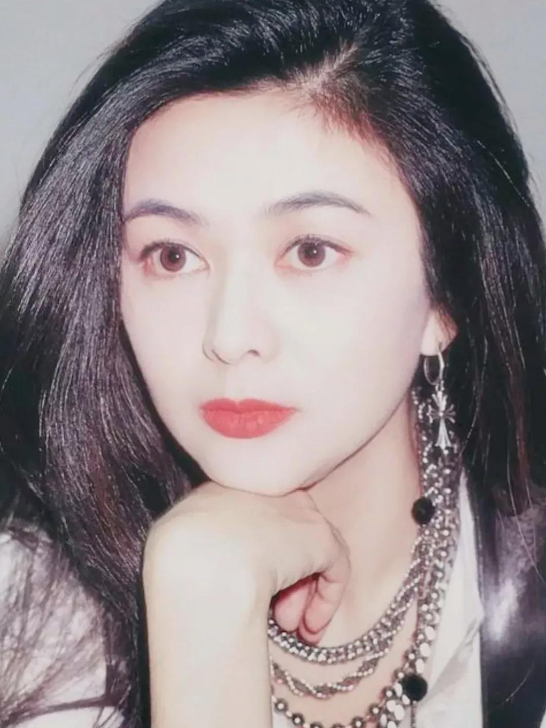 3亿买下一颗钻石送给关之琳,向太陈岚知道后约关之琳出来,一见面就将