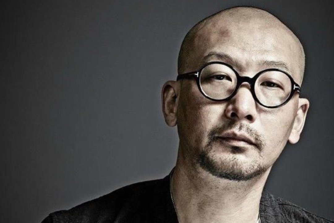 一天,导演管虎拍戏回家后,抱着女儿就是一顿亲昵后开始和女儿玩耍