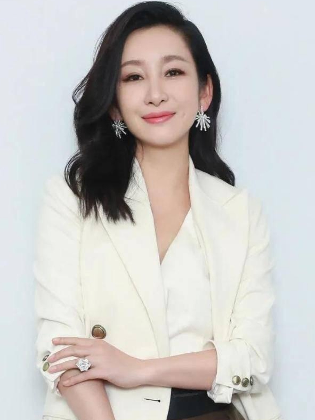 有一次,秦海璐陪章子怡去试镜,顺便把自己的照片也留给了导演,然而,她