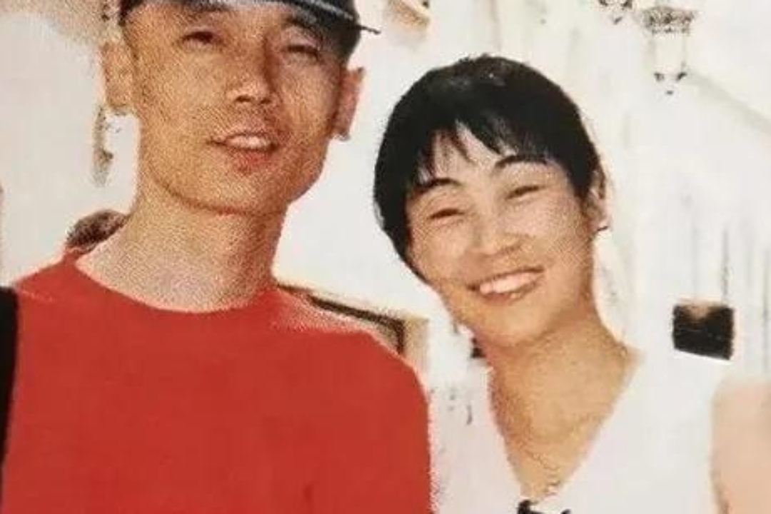 1995年,葛优听了老婆贺聪的话,把全部的存款350万都拿了出来,就在北京