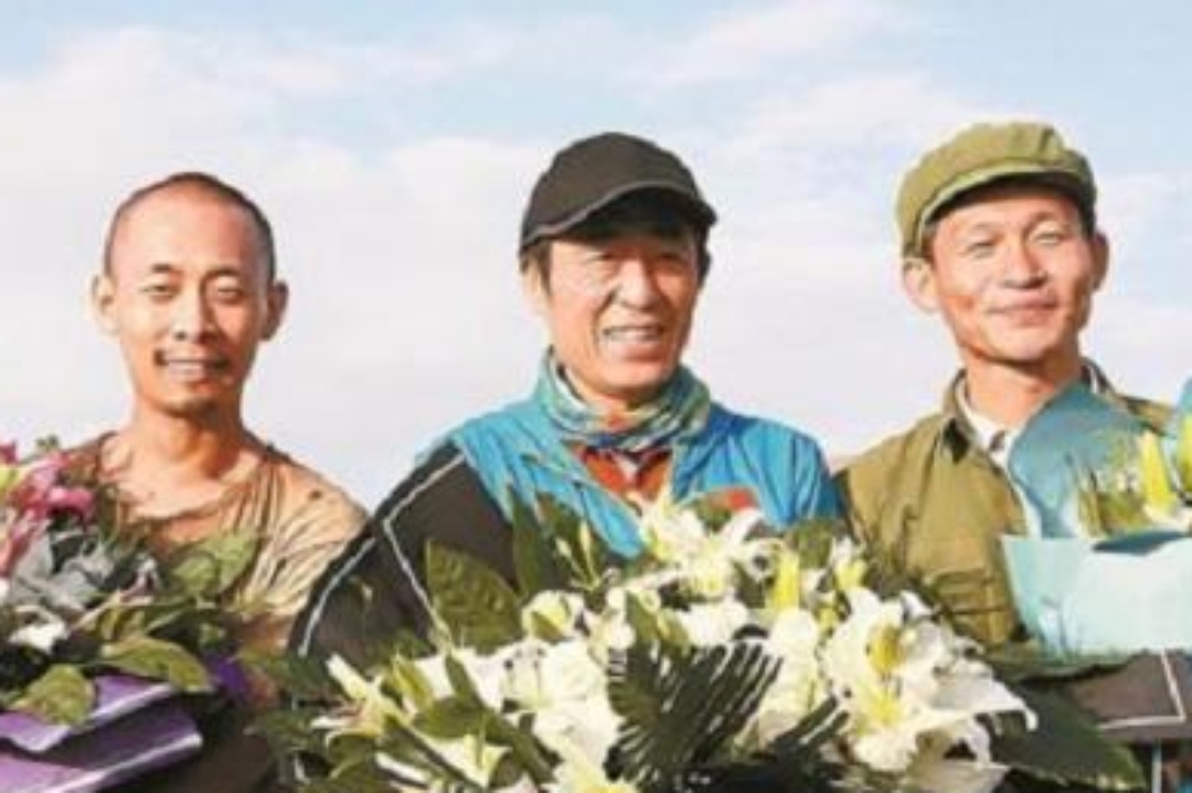 有一次,张艺谋问余皑磊:"有个男三号,演不演?"他接了,结果没火