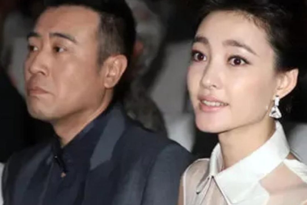 2015 年,王丽坤跟于和伟共处一室,一夜未出,媒体曝出照片后,王丽坤