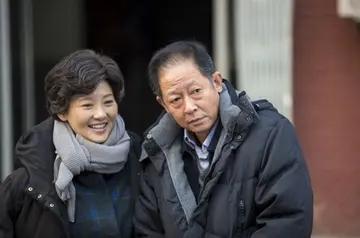 有一次,徐帆怯生生地向正在看书的男友王志文求助:"我现在没戏可拍,你