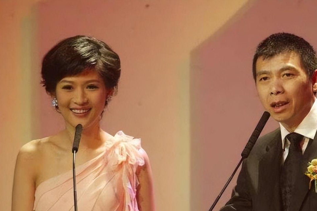 2007年,冯小刚夜宿美女主持沈星公寓8小时,被拍到正面照片.