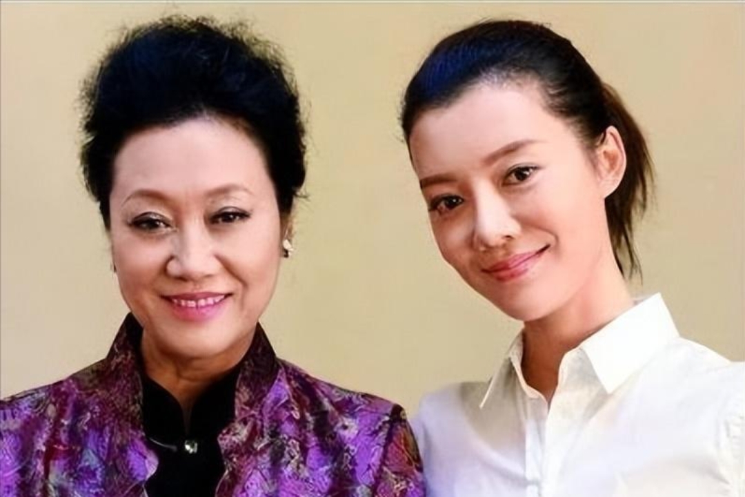 王丽云拍完戏回家,突然发现自己没带钥匙,她让前夫送钥匙过来,车晓彤