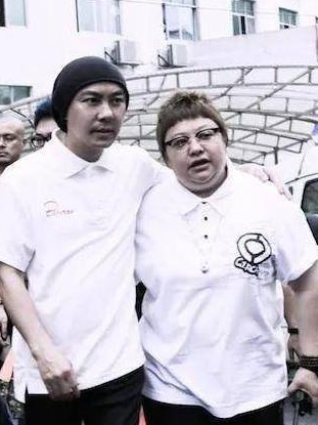 结果,张卫健喝醉了对着韩红说:"妹,给哥把单买了!
