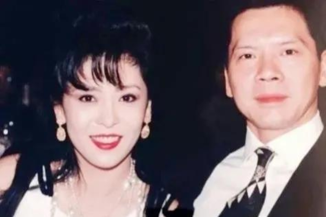 一天晚上,关之琳正挽着向华强的胳膊喁喁细语,突然一杯咖啡迎面泼过来