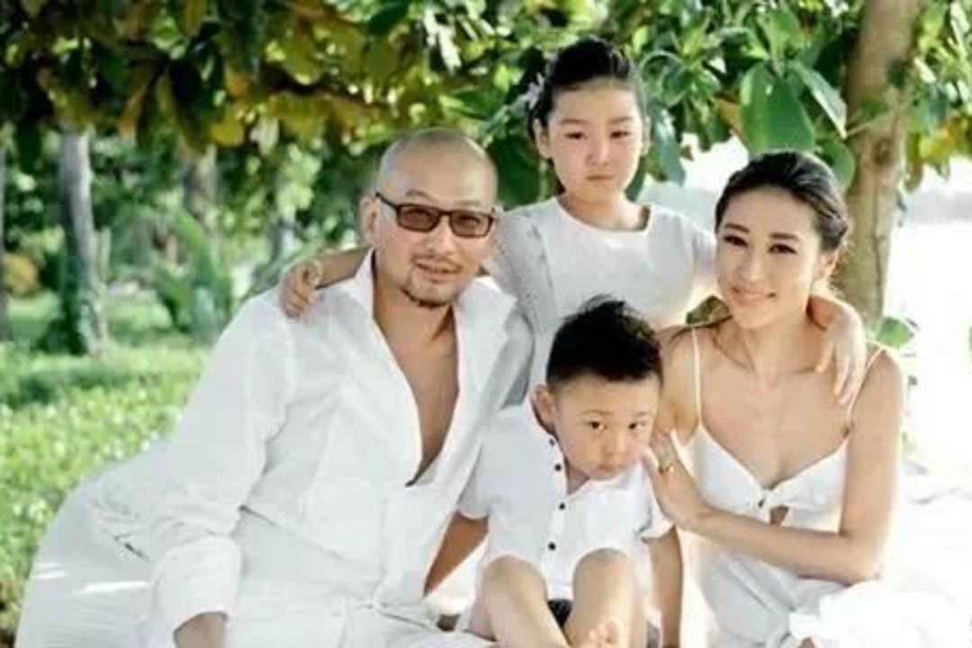一天,导演管虎拍戏回家后,抱着女儿就是一顿亲昵后开始和女儿玩耍