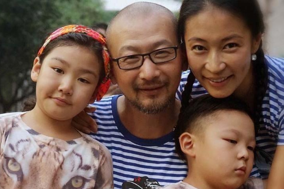 一天,导演管虎拍戏回家后,抱着女儿就是一顿亲昵后开始和女儿玩耍