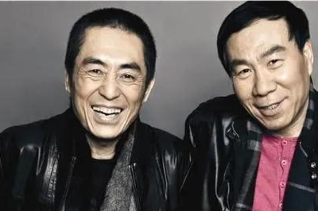 2014年,女演员何珺被张艺谋开除出剧组,于是她举报张艺谋超生,张艺谋