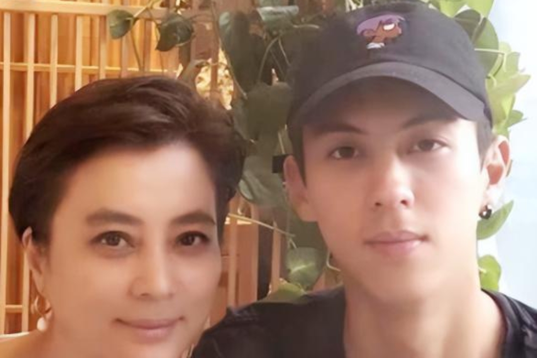 1997年,李玲玉嫁给犹太富商杰瑞,新婚夜,李玲玉开玩笑说:"你不怕我