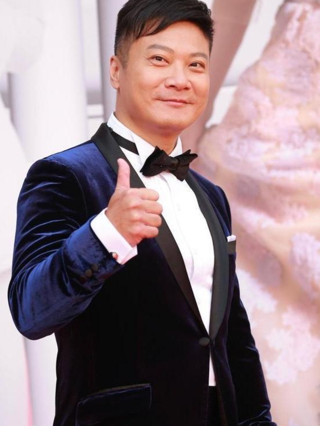 当年,洪金宝给替身演员钱嘉乐打电话:"兄弟给你100万,过几天来替我拍