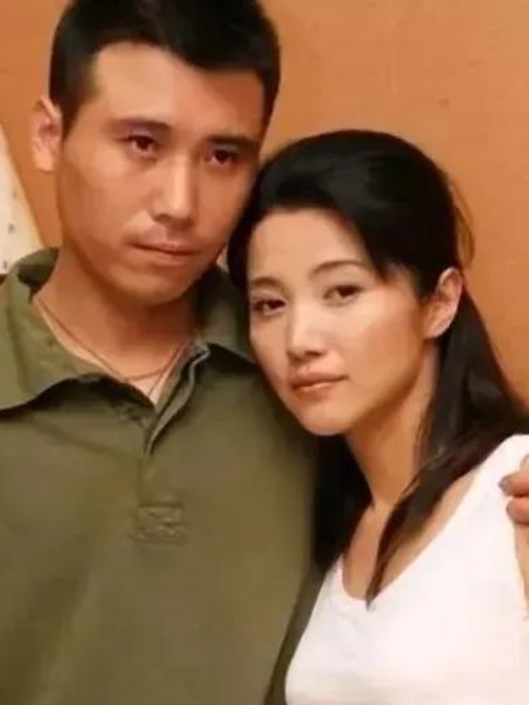 2015年,在一次拍戏过程中,李乃文抱着颜丙燕狂亲了十多次,后来颜丙燕
