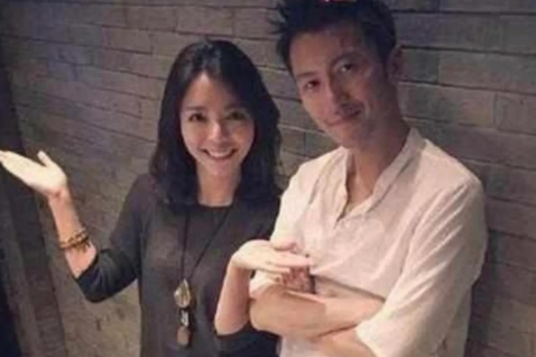 那年,谢霆锋的女助理霍汶希被男友甩了,不久以后,她才发现自己已经