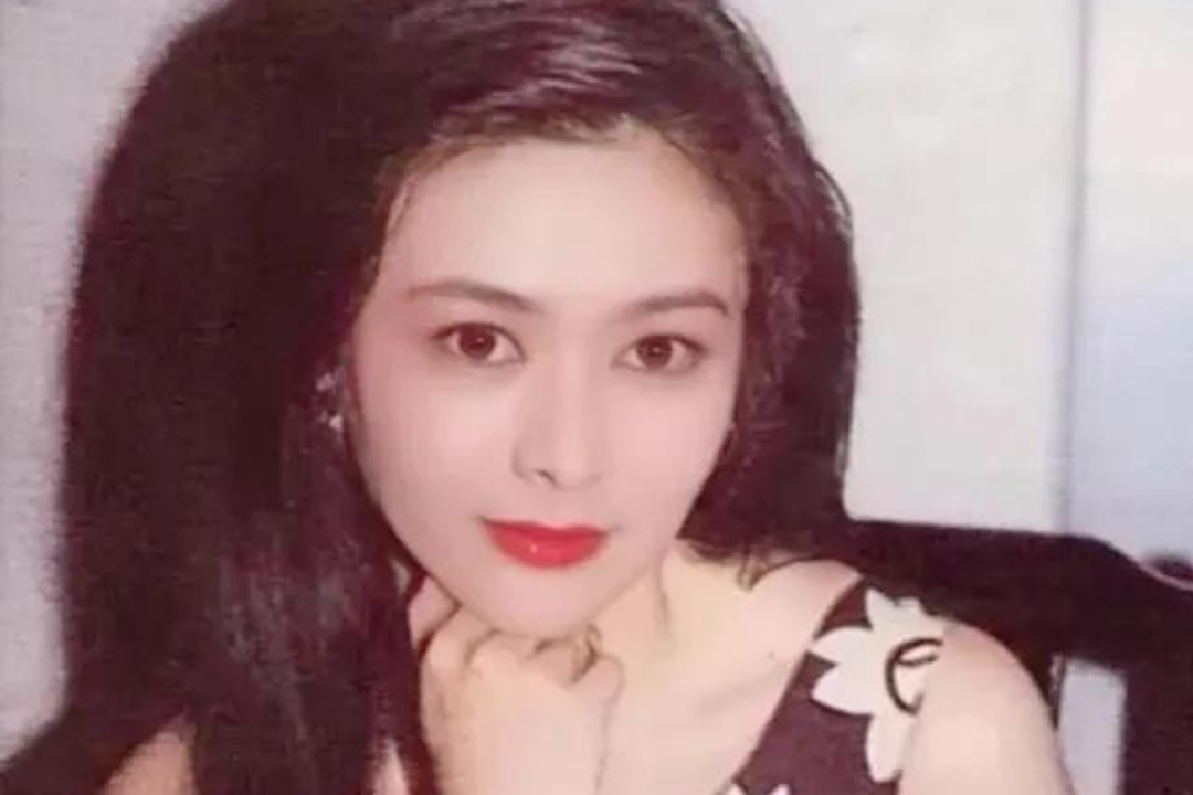 一天晚上,关之琳正挽着向华强的胳膊喁喁细语,突然一杯咖啡迎面泼过来